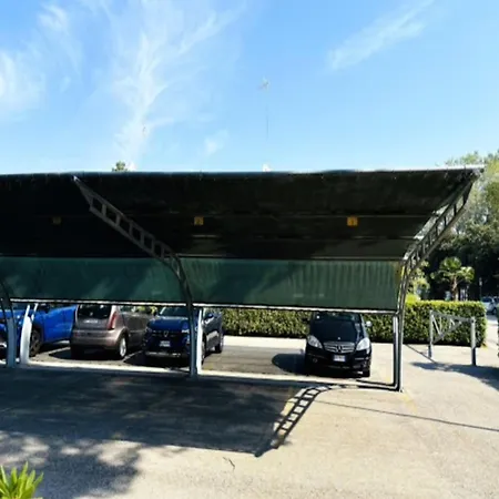 Charming With Private Garden דירה *