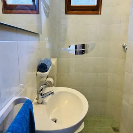 Charming With Private Garden דירה