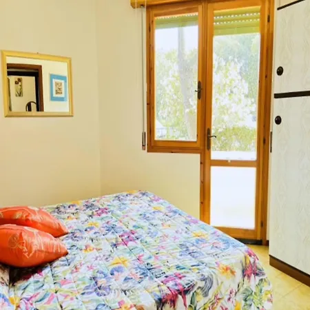 Charming With Private Garden דירה ביביונה